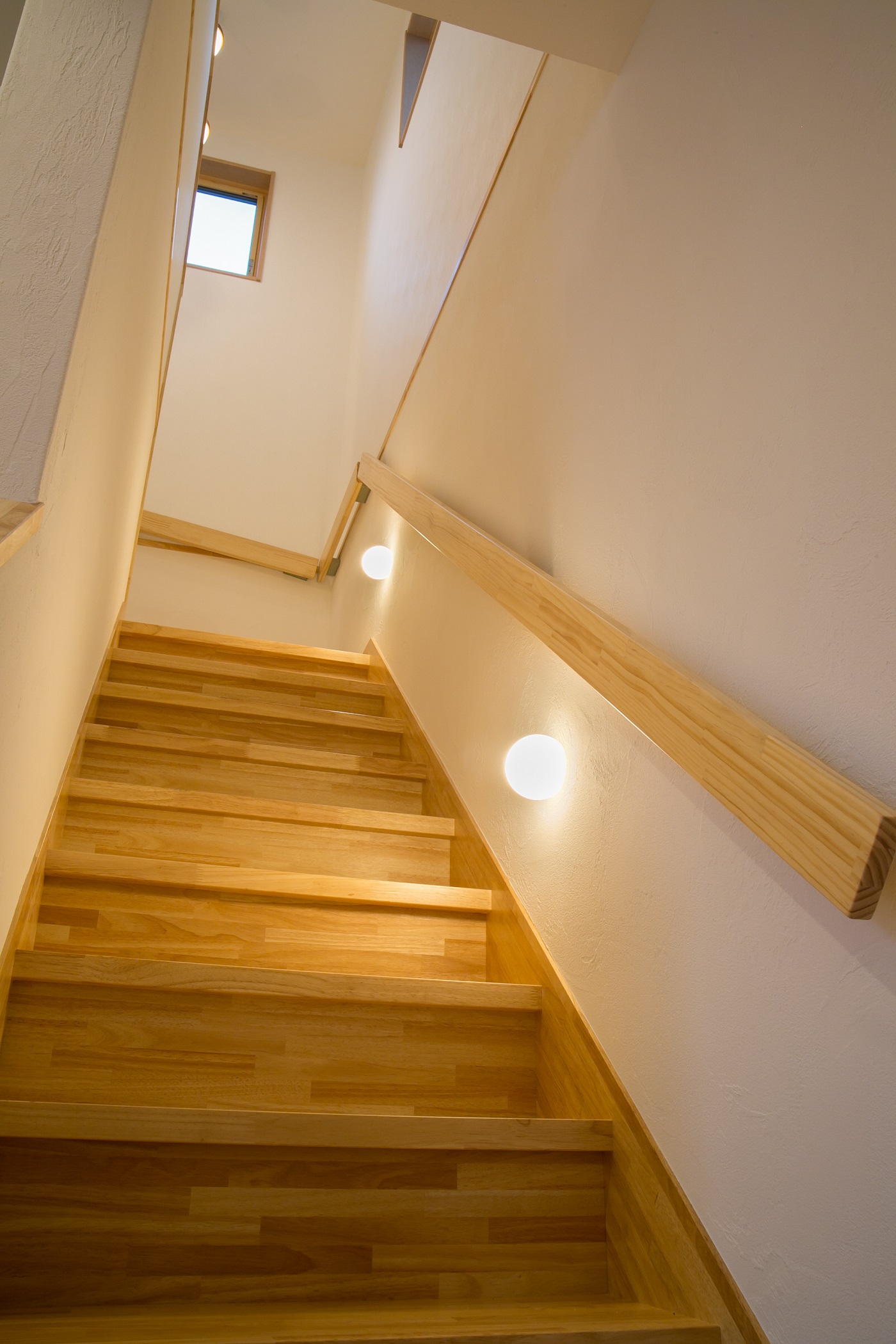 割れる心配の無い柔らかなブラケット照明が階段の足元を柔らかく照らします。