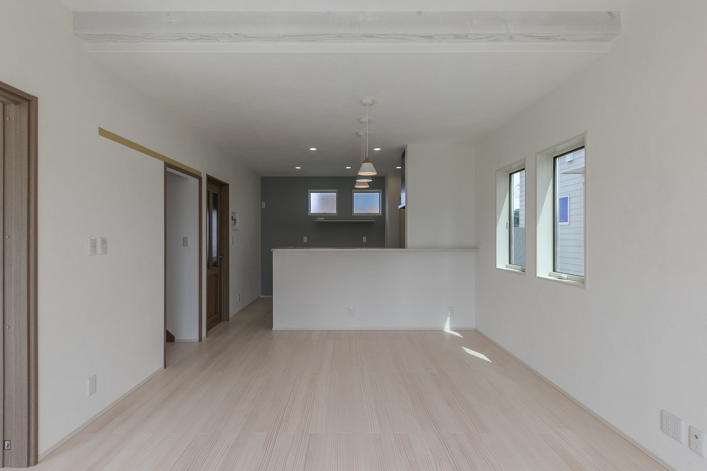 LDは漆喰の塗壁と無垢材の床、梁もホワイトに統一しています。